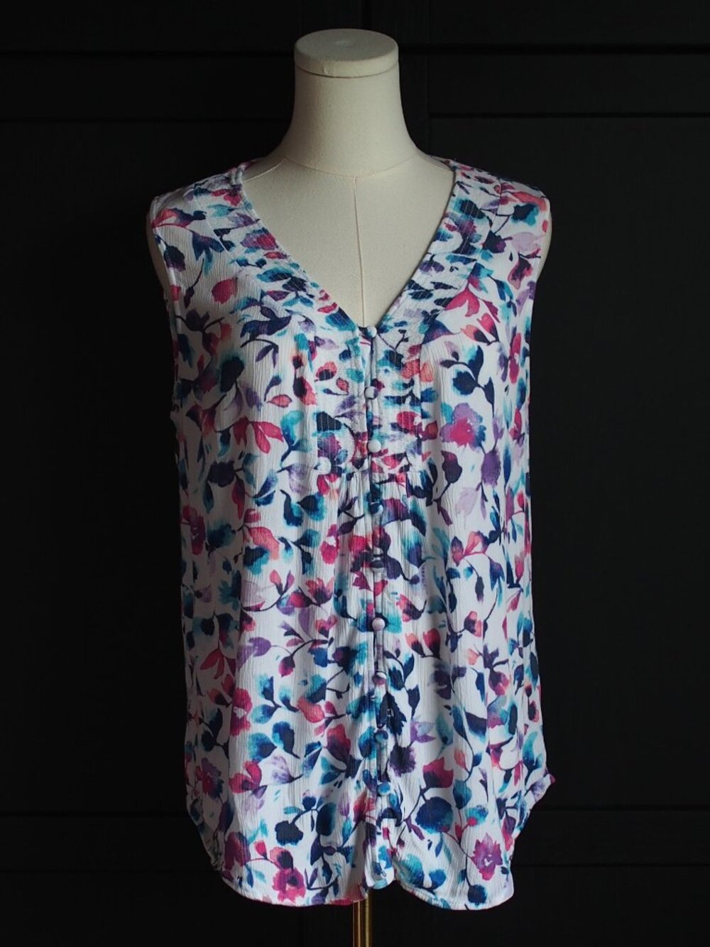 Liz Claiborne | Sleeveless Watercolor V-Neck Blouse